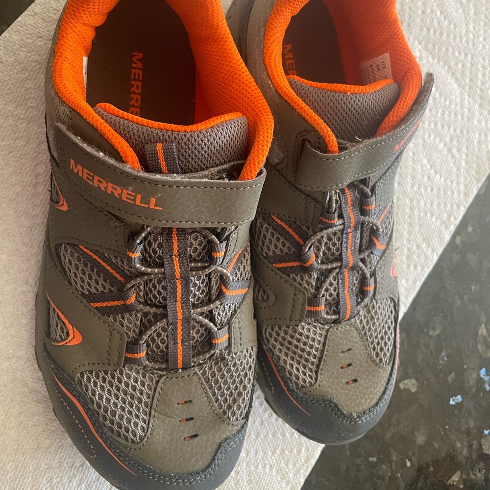 MERRELL Big Boys size 5 athletic shoes